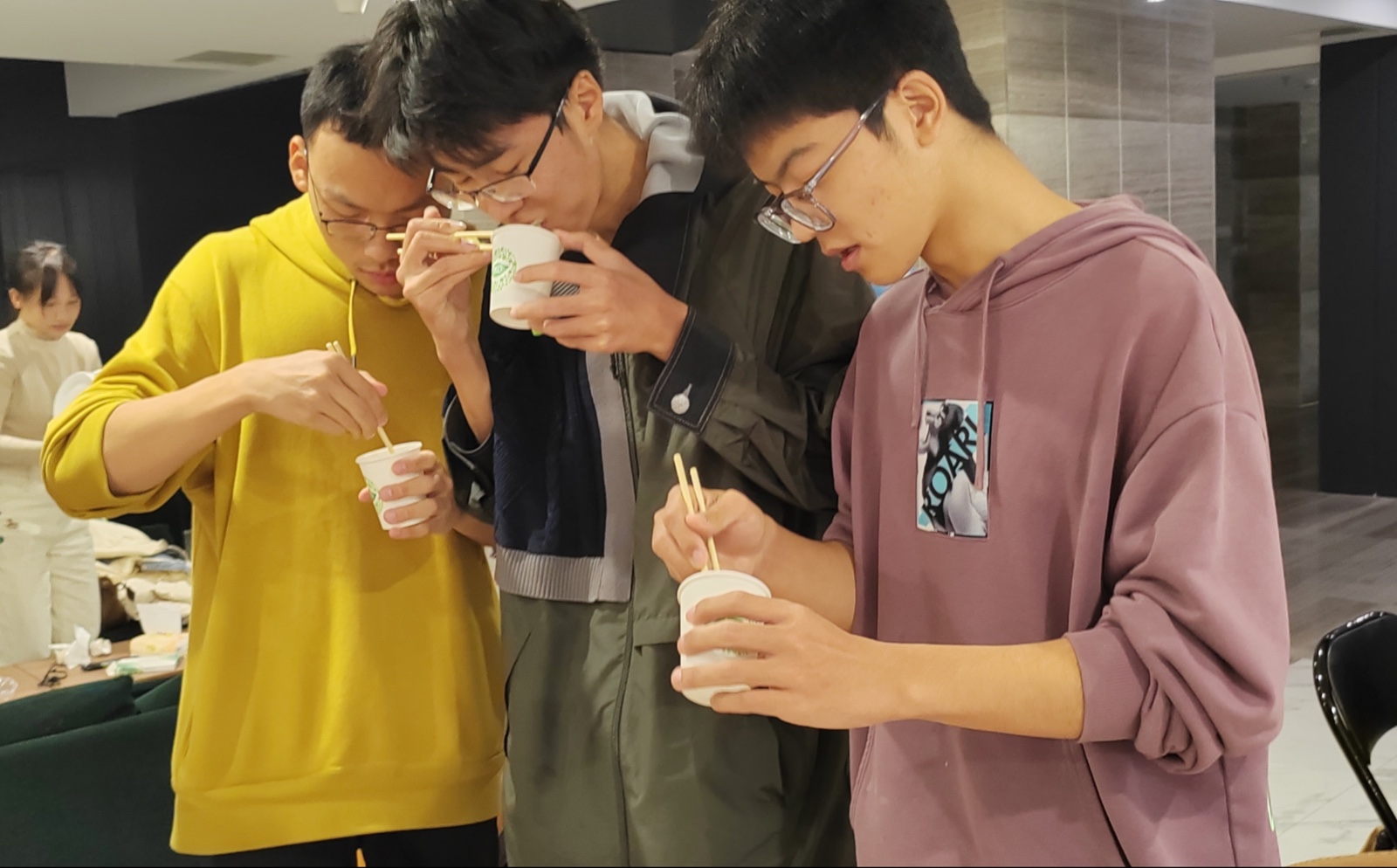 同学们品尝饺子 同学们品尝饺子.jpg
