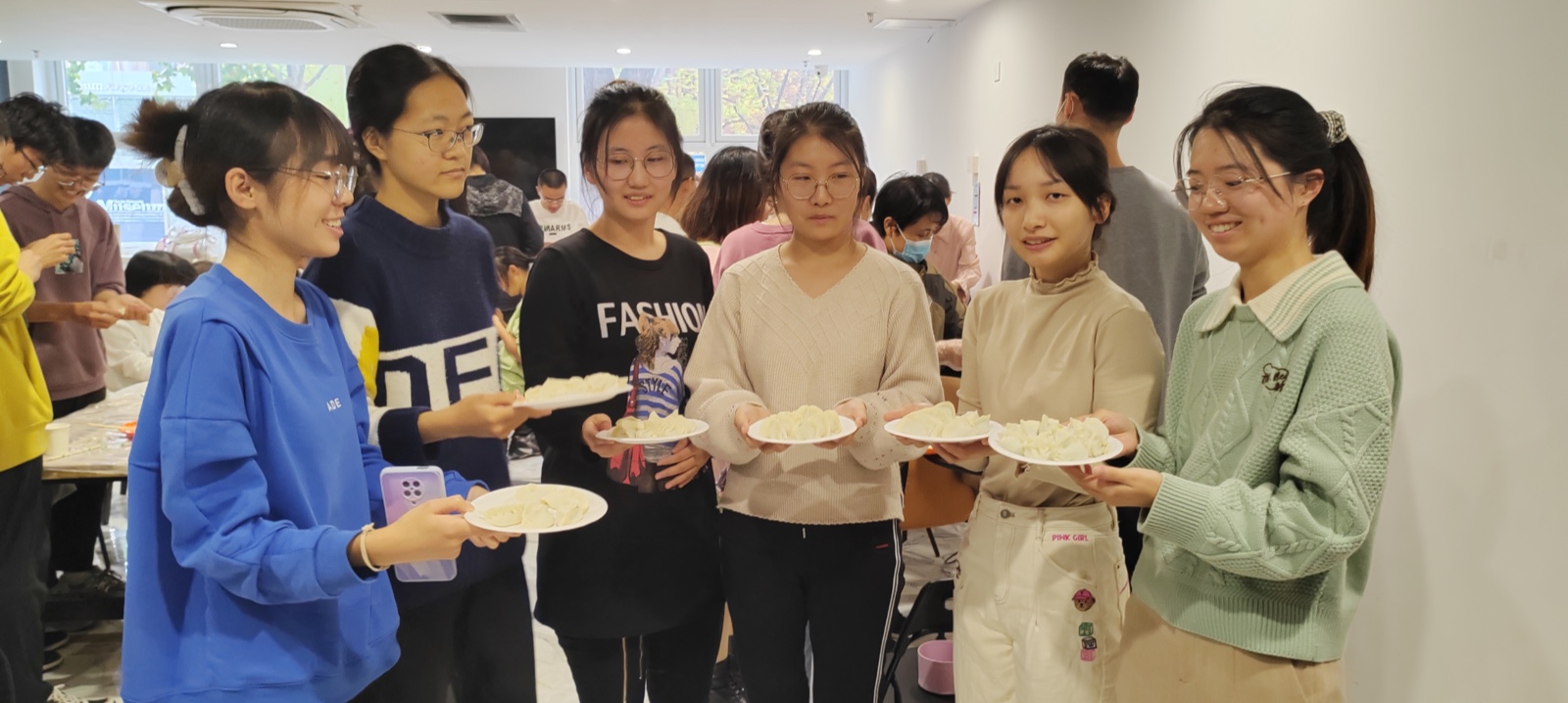 同学们展示饺子2 同学们展示饺子2.jpg
