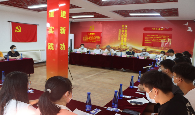 “共话初心”——老同志与新发展学生党员座谈会305.png