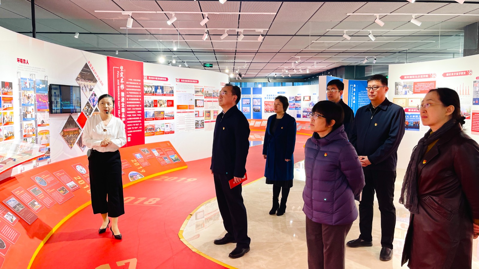 参观事业成就展 参观事业成就展.jpg