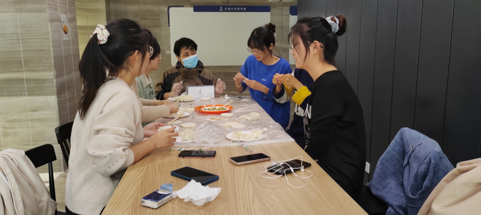 物业阿姨和同学们交流 物业阿姨和同学们交流.jpg