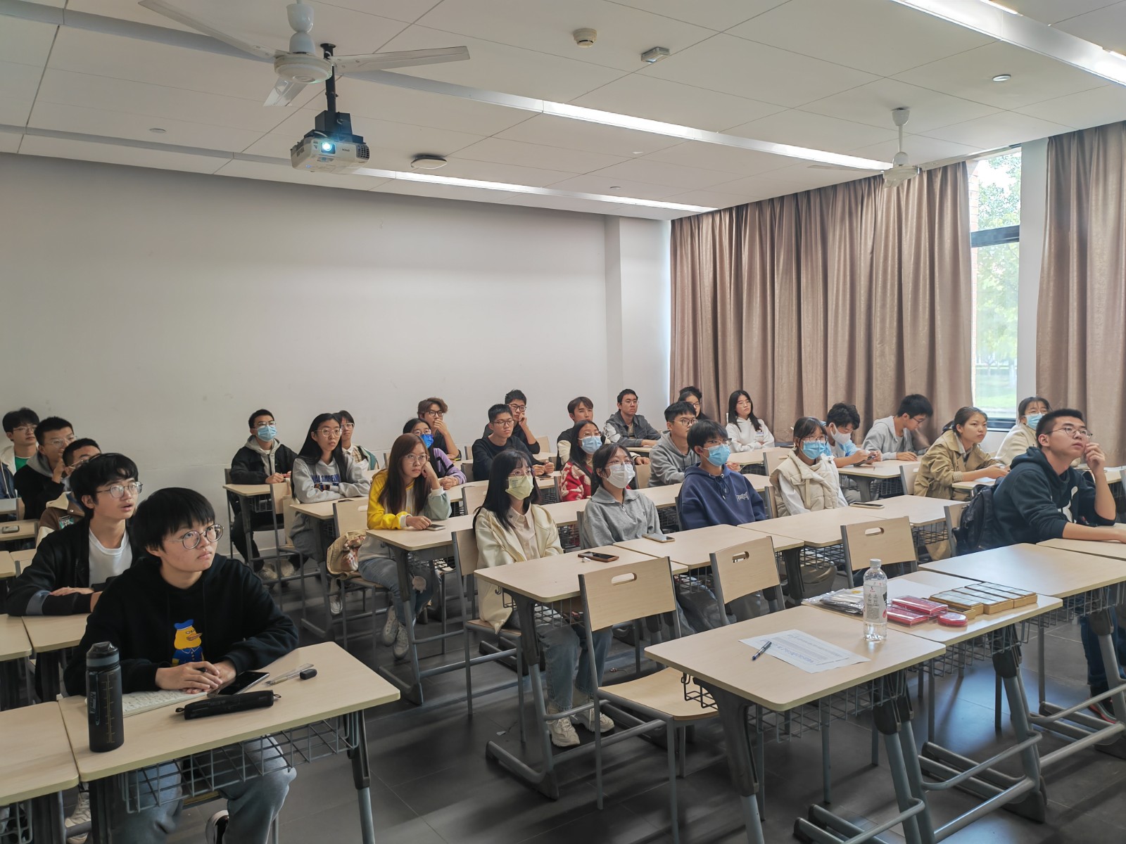 同学们听课